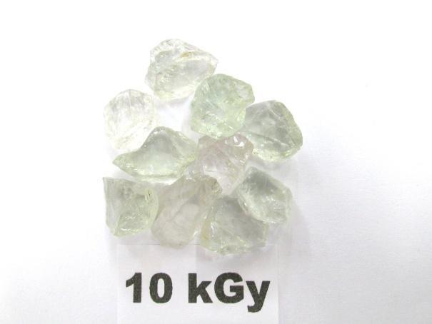 145 ANEXO I Fotos das amostras pequenas de quartzo da região de Quaraí irradiadas com doses de 10 kgy, 30 kgy, 50 kgy, 70 kgy, 90 kgy e 110 kgy, para o teste de saturação.
