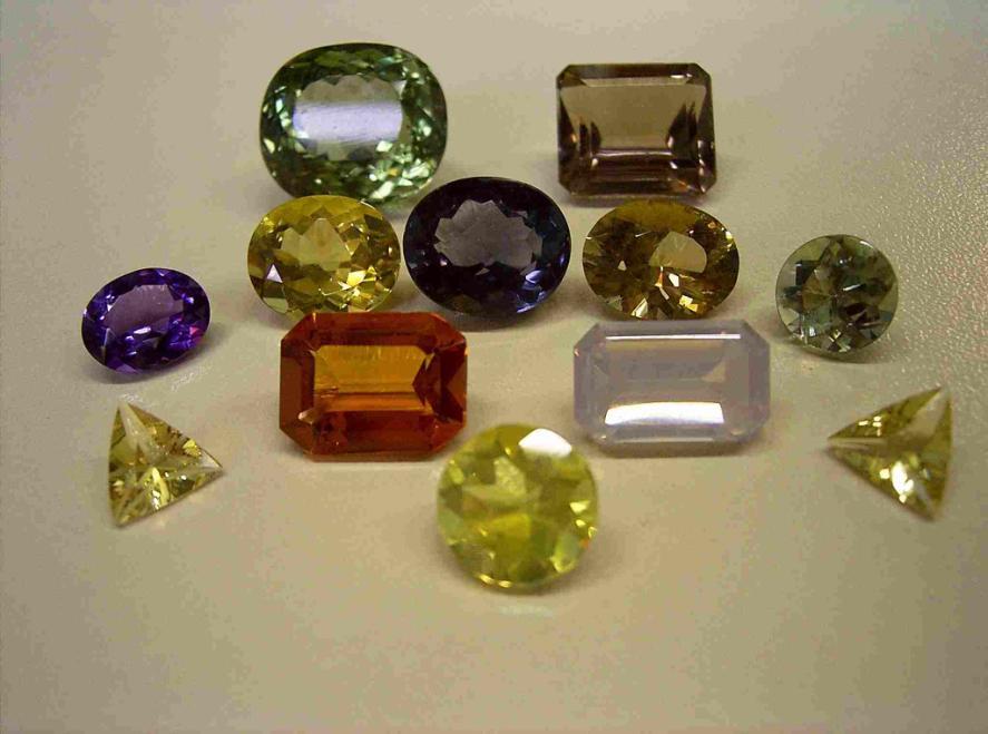 25 FIGURA 1 - Variedades de cores de quartzo natural e tratada por aquecimento e por radiação.gama.