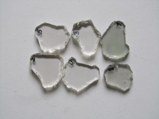 Estas fatias foram cortadas de cristais de quartzo e utilizadas na análise de infravermelho