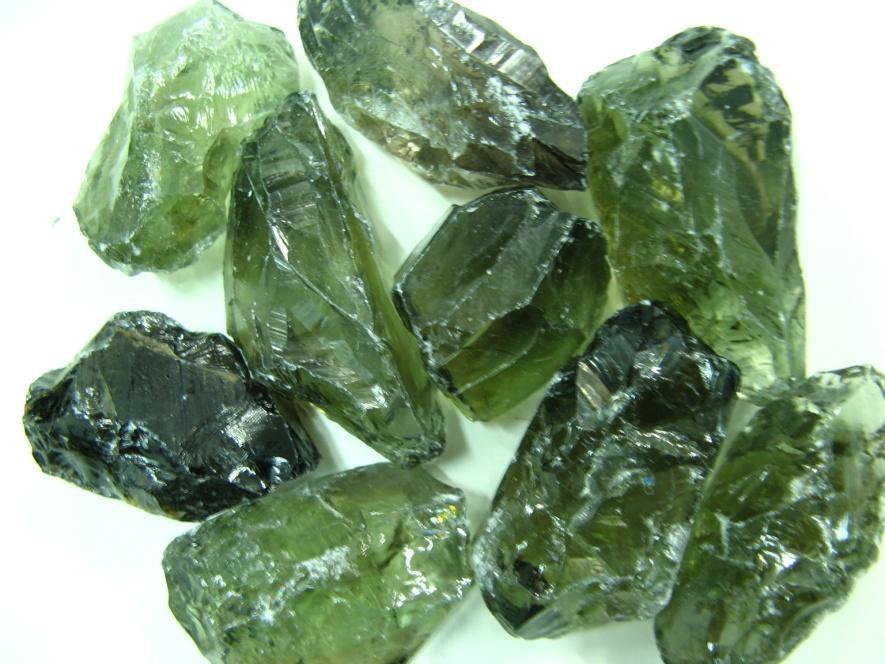 93 Observando alguns cristais de quartzo, pode-se notar que as áreas mais esverdeadas do