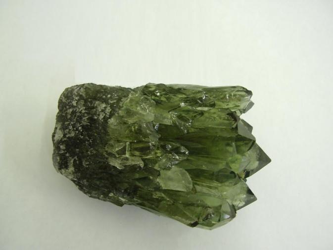 FIGURA 49 Alguns cristais de quartzo da região de Ametista do Sul, exibindo verde mais