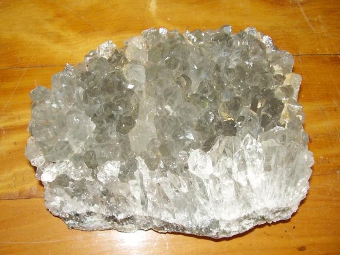 94 (a) (b) FIGURA 51 - Fragmento de geodo com cristais de quartzo incolor (a) e verde (b), após