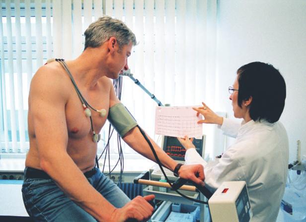 Paciente monitorado sob esforço Um eletrocardiograma (ECG) registra não só a frequência cardíaca quer