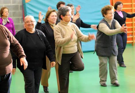 Centro de Dia Objetivos Prevenir situações de dependência e promover a autonomia Promover as relações pessoais e entre as gerações Favorecer a permanência da pessoa idosa no seu meio habitual de vida