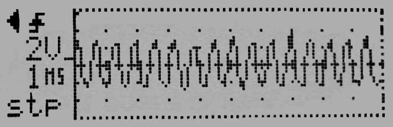 Quando o campo magnético é cortado por uma peça metálica, como a roda dentada, ele produz uma tensão elétrica que pode ser observada no osciloscópio.