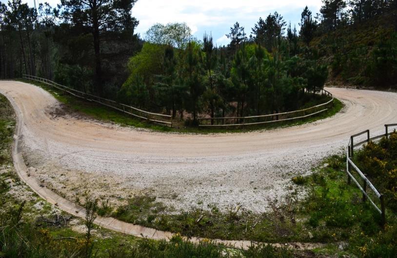 Percorrer (+ 1,90 Km) passando por dentro da localidade de Vila Nova, na rotunda próxima do cemitério, sair na segunda saída, virar á esquerda e subir em direcção a Lomba do Rei, Cardeal, Souravas.