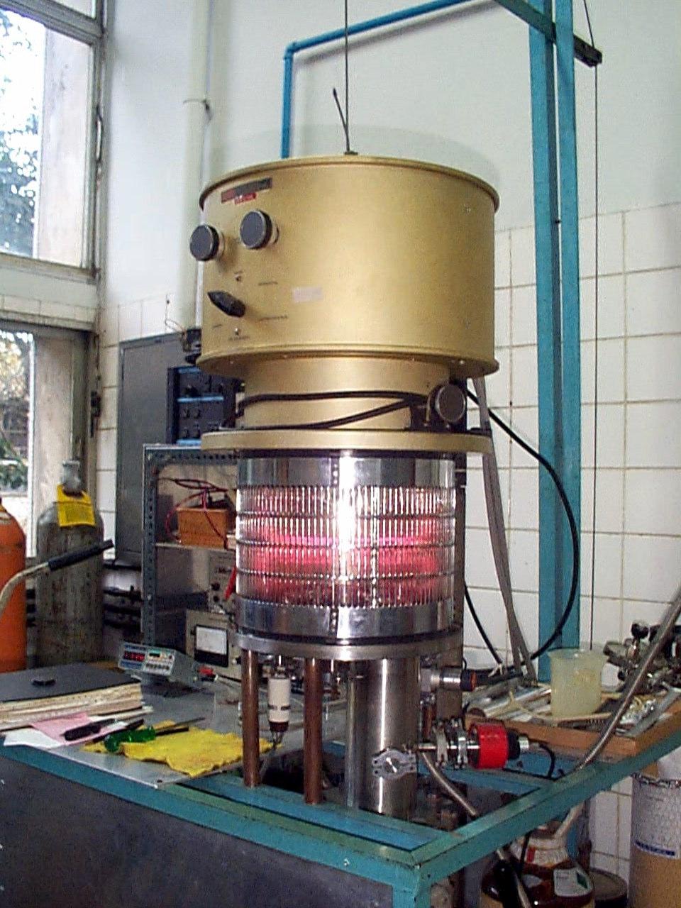 41 Eletrodos Capacitor de acoplamento Voltímetro DC Casador de impedâncias Substrato Fonte de r.f. Gás 1 Gás 2 Sistema de Vácuo Fig. 3.1. Ilustração esquemática do reator tipo diodo utilizado para deposição de filmes por plasma.