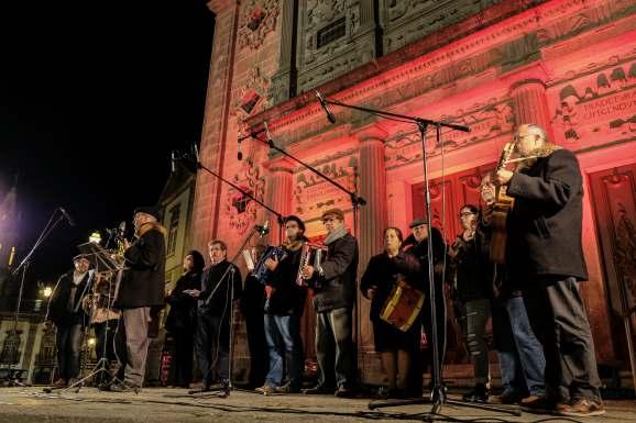 A Associação Cultural e Festiva «Os Sinos da Sé», ao assumir a responsabilidade de organização da fogueira de Natal em parceria com o departamento cultural da autarquia, valorizou na tradição as