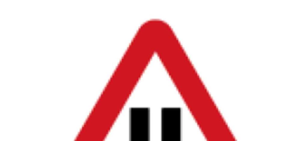 Em termos de sinalização vertical, as vias adicionais no Reino Unido são dotadas de uma série de sinais com a finalidade de informar e avisar os utentes da alteração das condições consideradas