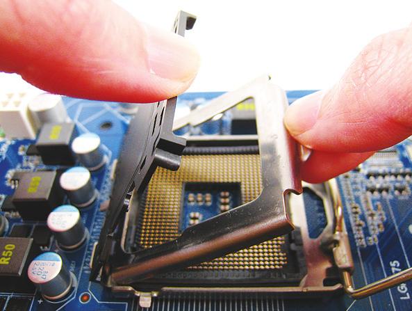 Etapa 4: Segure na CPU com o polegar e o dedo indicador.
