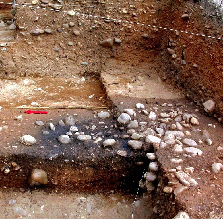 Os materiais líticos provenientes da escavação do topo do terraço T5, foram observados e estudados por Graziano (2013) (Figura 22).