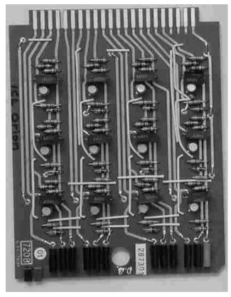 2ª GERAÇÃO (INÍCIO DOS ANOS 60): O transistor é o componente básico Tamanho menor que a válvula Esquentava menos Gastava menos energia elétrica Mais durável e confiável