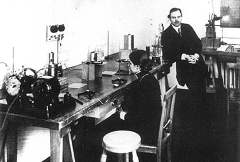 1911 Lise Meitner, Otto Hahn 1930 Wolfgang Pauli: partícula
