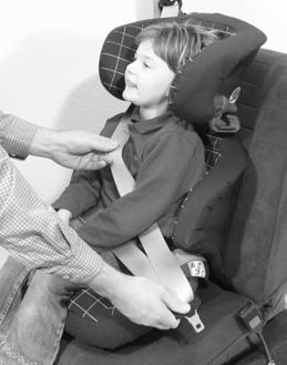 3.5 Abrochar el cinturón al niño l RÖMR KD plus no requiere de montaje en el vehículo. l niño se asegura fácilmente en el asiento infantil con el cinturón de seguridad. 3.