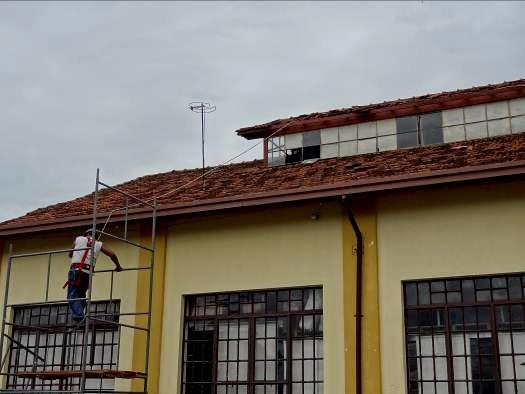 Construção de claraboias e manutenção do telhado Foi executada no mês de março a instalação