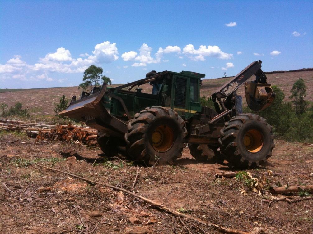 34 A máquina utilizada para a operação de extração dos feixes de madeira foi o trator florestal Skidder (Figura 4), e algumas das suas características podem ser verificadas conforme a Tabela 3.