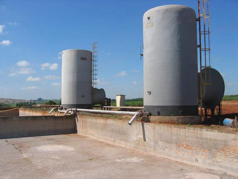 Os sistemas utilizados para fertirrigação da lavoura canavieira com vinhaça podem ser separados em dois blocos, o transporte da vinhaça até o campo e a sua distribuição nas lavouras.