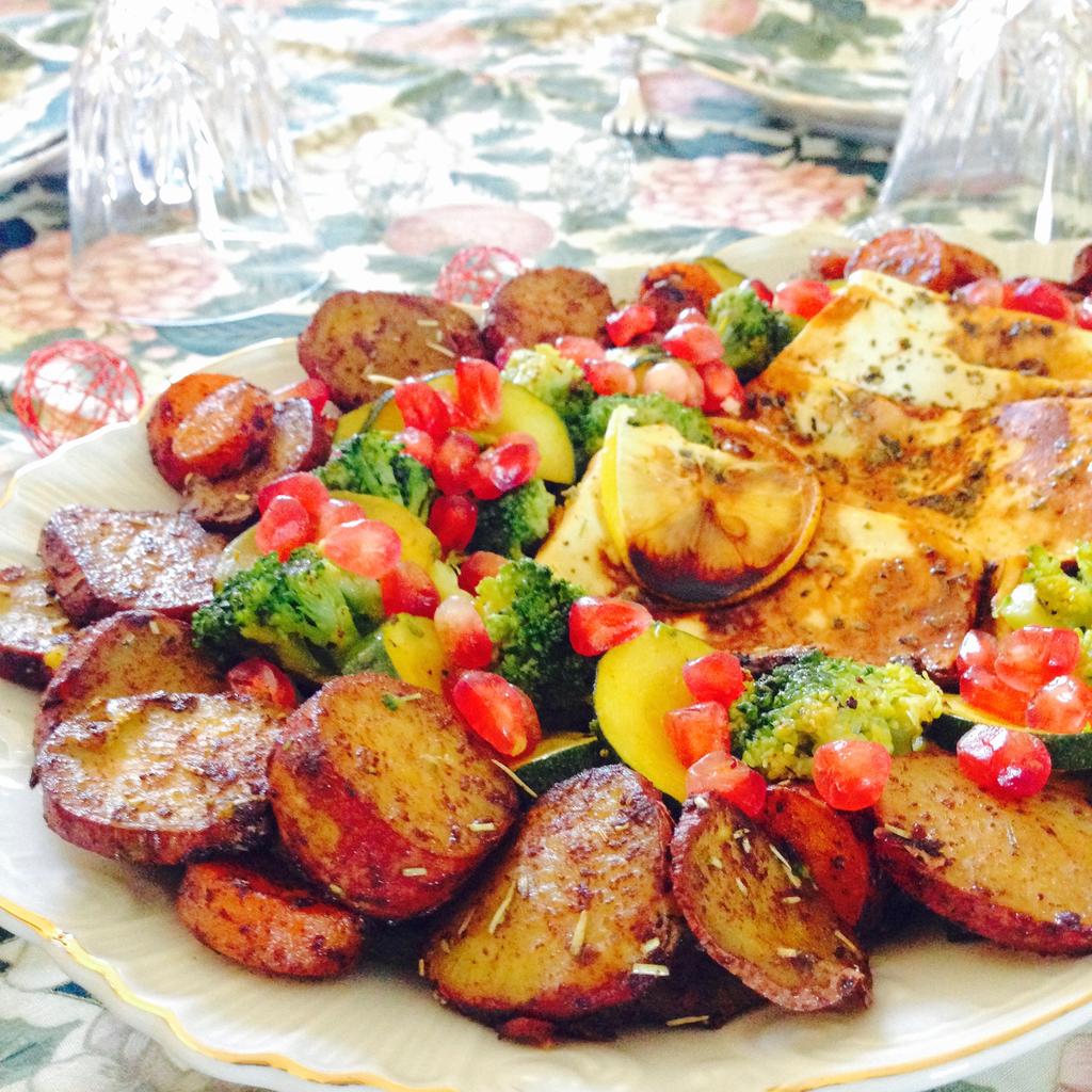 Travessa de Natal Parte I Batatas e Cenouras 4 batatas doces 8 cenouras 1 csp Canela em pó 1 csp Alecrim 1 csp Paprika Azeite, a gosto Sal marinho, a gosto Curgetes e Brócolos 200g Brócolos 2