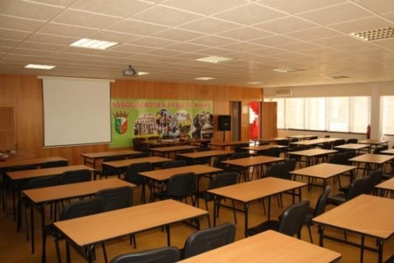 A localização da sala no edifício da Sede Social da AF Aveiro, para além de estar associada aos serviços administrativos, que possuem na sua entrada os elementos identificativos e respetivos horários