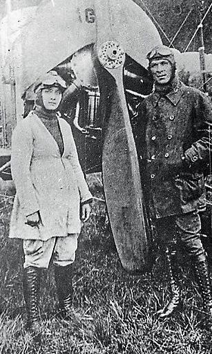 Sem o apoio familiar, conseguiu matricular-se no curso rifando uma vitrola. Iniciou as aulas em março de 1921, contando com as instruções dos irmãos Robba e do piloto alemão Fritz Roesler.
