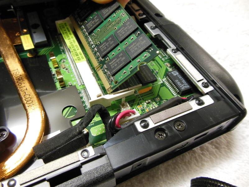 Asus K50IJ RAM substituição Passo 7 Retire a nova vara e colocá-lo com