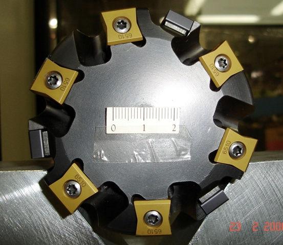 acabamento: 0,82mm b Gume secundário Figura 3.3 Características construtivas da ferramenta A d 3.3.2 Ferramenta B A ferramenta B (Figura 3.