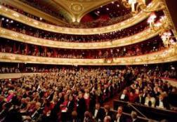 ROYAL OPERA HOUSE NOS CINEMAS Em 2012, este formato elevou a audiência do ROH de 650 mil espectadores no salão de Covent Garden para 7,5 milhões no mundo todo, por meio do cinema.