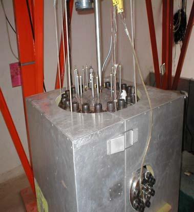 7 a parte superior do vaso de pressão onde se vê as resistências elétricas durante e depois da montagem.