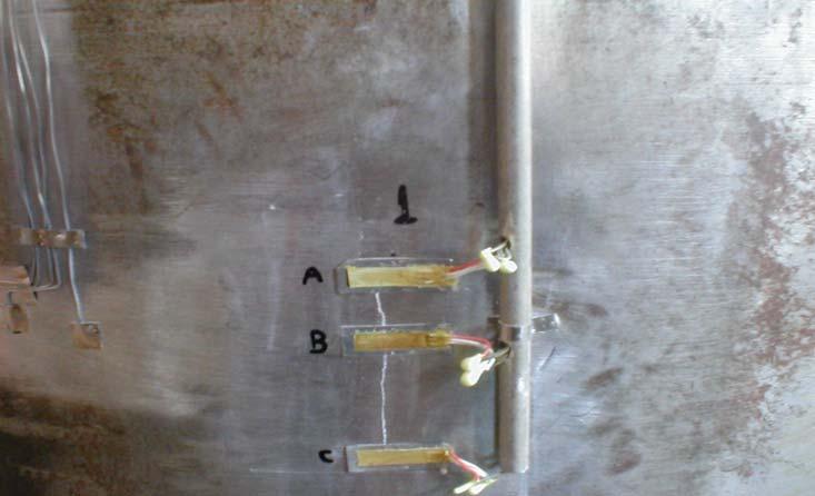 A instalação extensométrica externa foi feita utilizando-se 3 extensômetros para cada trinca. Assim, foi instalado um extensômetro em cada extremidade e um no centro de cada trinca.