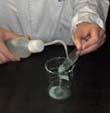 Pesa-se num vidro de relógio 3,7 g de sulfato de ferro(ii) (figura 2). 2. Transfere-se esta massa para o goblé de 100 ml.