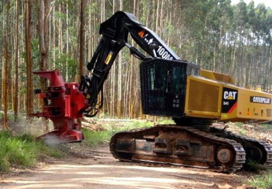 27 Figura 6: Imagem de um modelo similar ao Feller buncher utilizado na colheita florestal da empresa.