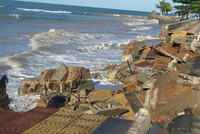 Podemos observar que na Praia do Cabo branco existem falésias vivas que estão sendo fortemente erodidas, pois, é evidente nesta, a queda de blocos de sedimentos, gerando significativo recuo.