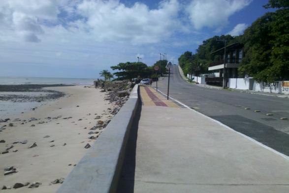 B É importante esclarecer que os processos erosivos não estão ocorrendo em toda a praia de Cabo Branco, porem, estes processos são bem evidentes na porção sul da praia, com destaque para Praça de