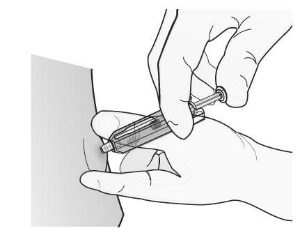 2 o passo: aplique a injeção. Insira a agulha e injete todo o líquido. NÃO ponha a ponteira cinza de volta na agulha. 3 o passo: mova imediatamente a capa de segurança verde ao longo da agulha.