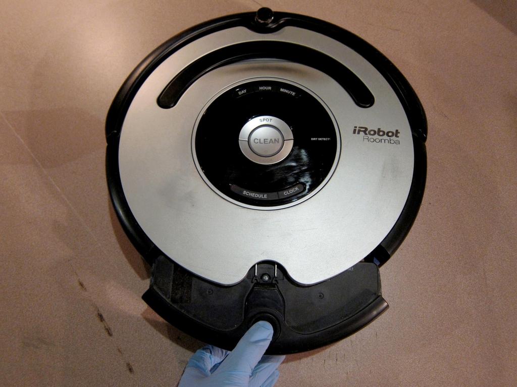 Como desmontar e limpar o seu Roomba 560 Passo 1 Como desmontar e limpar