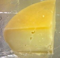 Como a coordenada b* refere-se a faixa de cor azul (-) a amarela (+), tem se associado seus valores ao período de maturação no qual o queijo se encontra (GIZINGER et al., 1999).