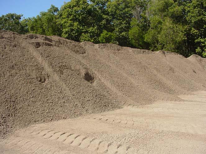 de forma a misturar escória seca com úmida.