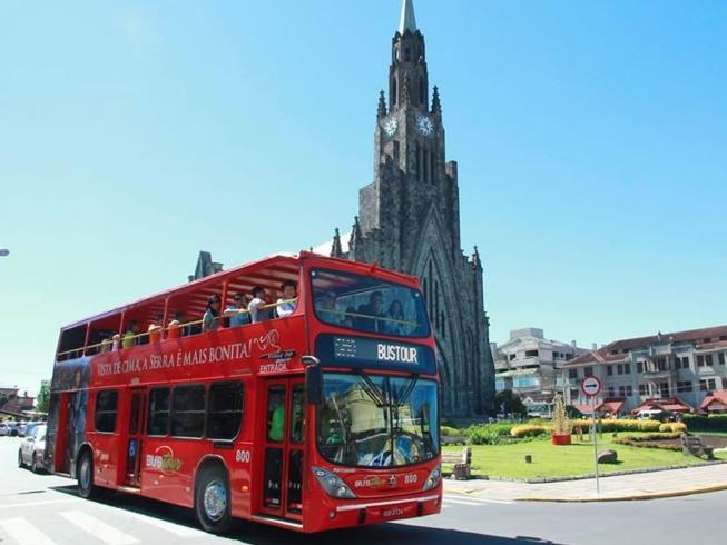 Ticket Bustour Com inspiração no ônibus turísticos europeus, traz para a região uma nova experiência. Conhecendo os principais atrativos turísticos de Canela e Gramado.