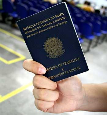 Antes de sair para procurar emprego, faça uma oração fervorosa e deixe em um altar um prato com frutas sortidas, pedindo que Todos os Santos o(a) ajudem a ter sorte na busca por um trabalho honesto e