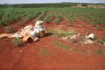 Sabendo então que o solo favorece a infiltração de água, deve-se ter muito cuidado onde serão depositados produtos químicos perigosos, entre eles