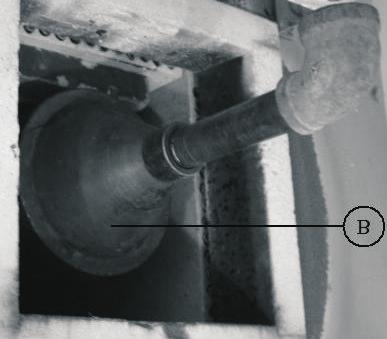 pranchão central de 8 cm de espessura. Esse pranchão foi levado ao Laboratório de Usinagem da Madeira (DCF-UFLA) para a retirada dos corposde-prova necessários à carbonização da madeira.