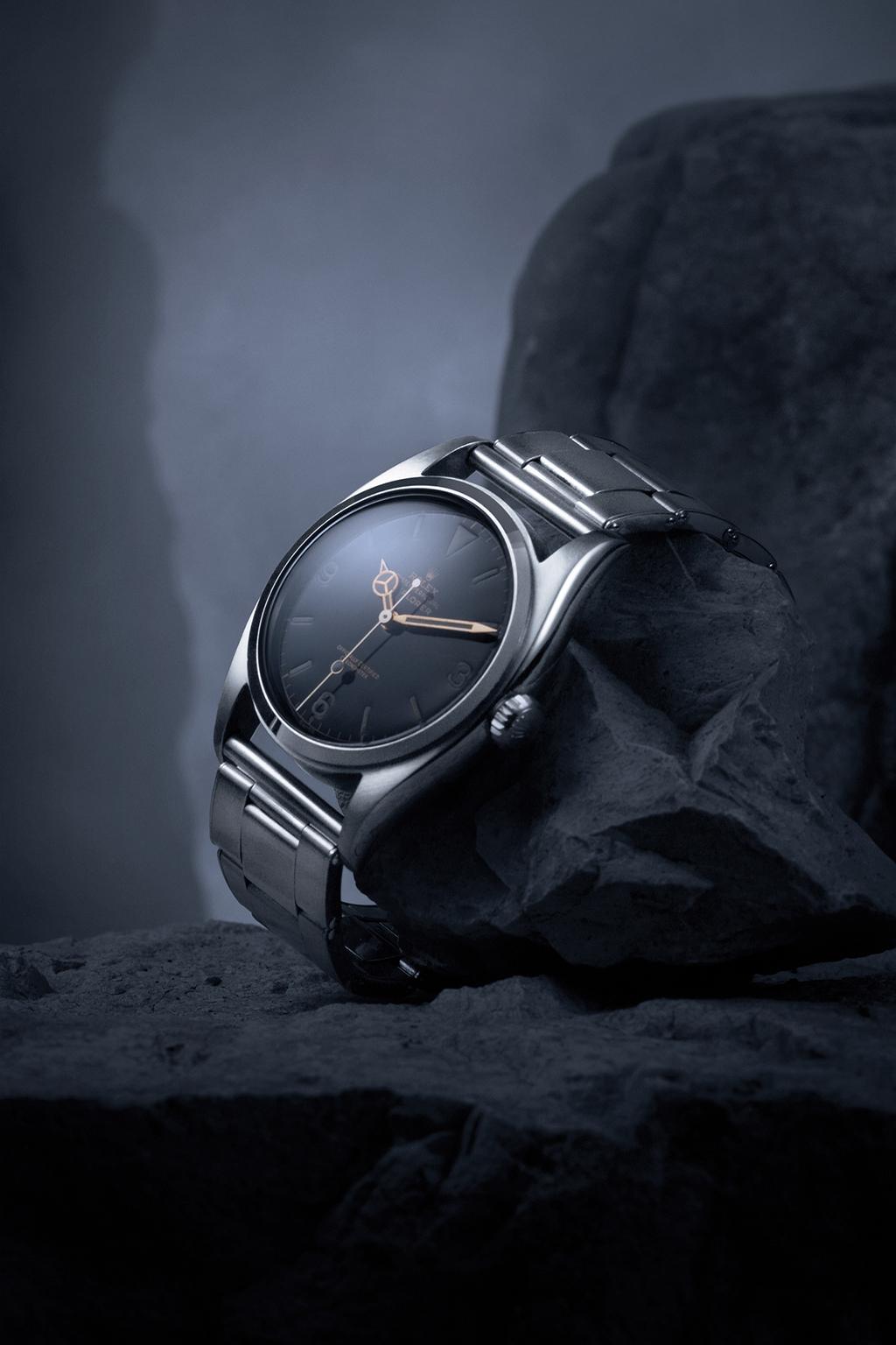 História do Explorer EXPLORER O feito épico foi tão emblemático das qualidades de precisão e confiabilidade associadas ao relógio Oyster que a marca lançou em 1953 um modelo especialmente criado para