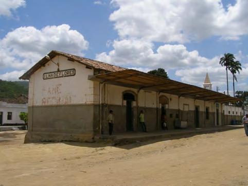 A coberta da estação apresenta duas inclinações, cumeeira paralela à fachada longitudinal, estrutura em madeira e coberta em telha cerâmica canal.