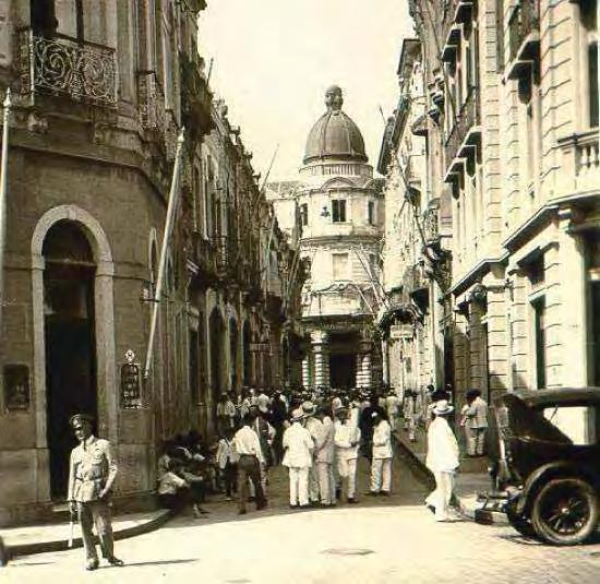 44 Figura 26: Rua XV de Novembro, vista desde a Rua do Comércio, tendo ao fundo o prédio da Bolsa do Café, 1920. Fonte: Website Novo Milênio.