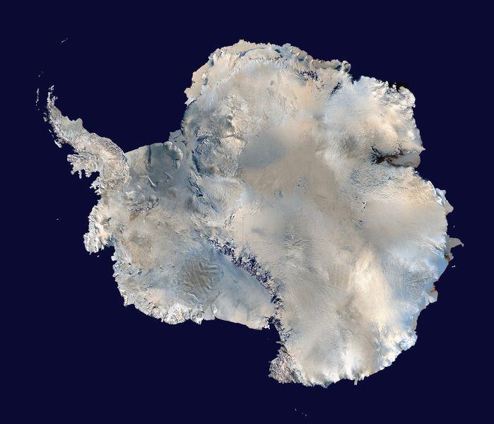 A Antártida é considerada despovoada porque além de não possuir organização social, suas