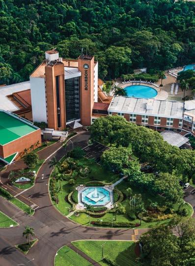 A 12 km das Cataratas do Iguaçu - eleita uma das 7 Novas Maravilhas da Natureza - e a 10 km do Aeroporto Internacional de Foz do Iguaçu, o Bourbon