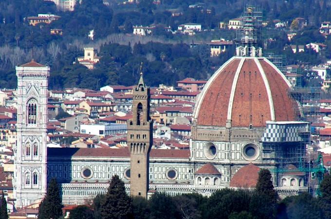 das obras da arte gótica e da primeira renascença italiana; Fachada monumental de Santa Maria del Fiore Vista lateral do Duomo