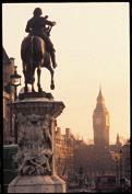 Vista de Whitehall sobre o Big Ben Abbey! A igreja londrina mais majestosa e venerável é o cenário das coroações e dos casamentos reais e lugar de repouso de monarcas (pp. 32-33).