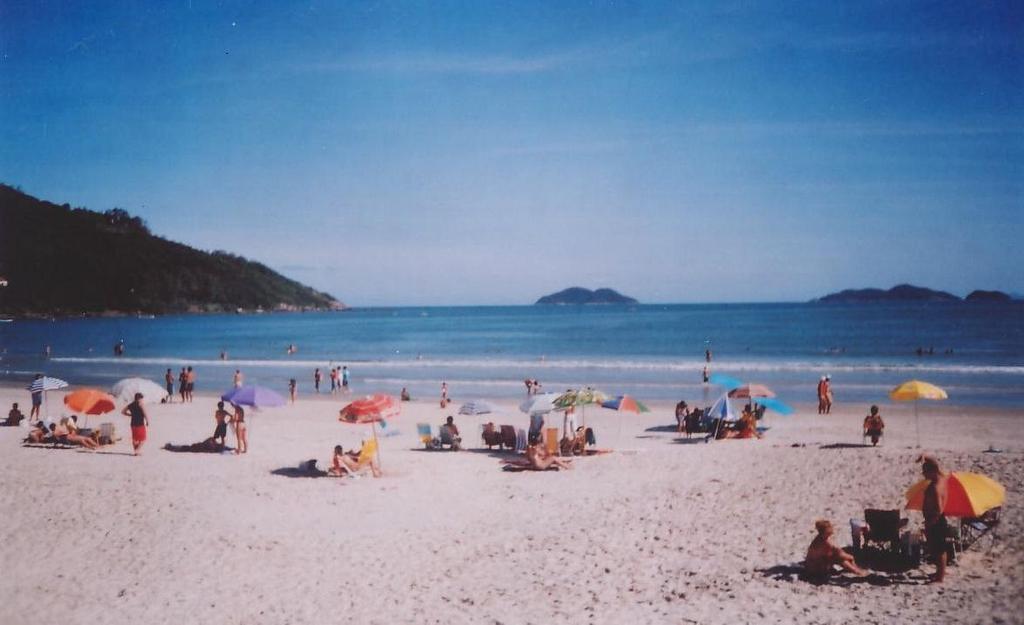 estacionados na praia em fila dupla,