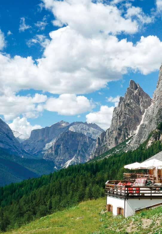 REFÚGIOS ALPINOS Os refúgios alpinos nasceram como um ponto de apoio para a noite dos alpinistas e excursões também com restaurante.